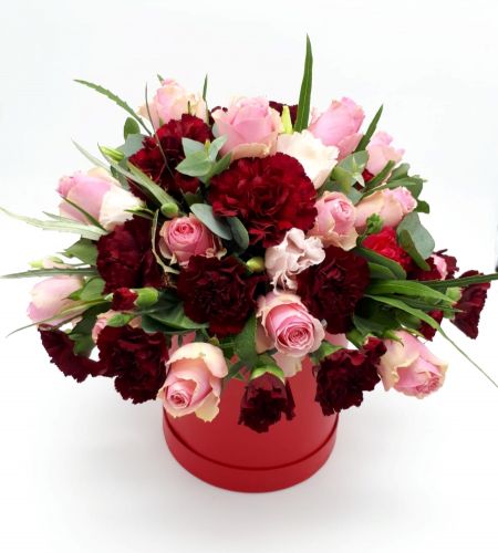 Czerwony flowerbox róż i goździków