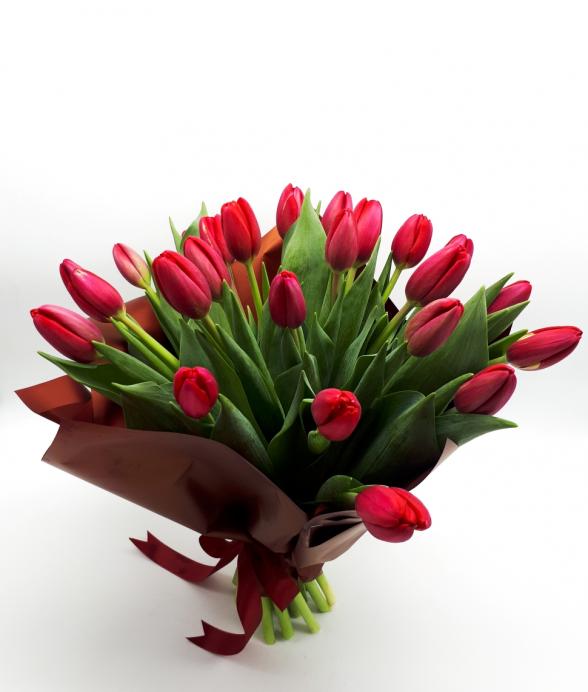 Bukiet "Czerwone tulipany w papierze" midi
